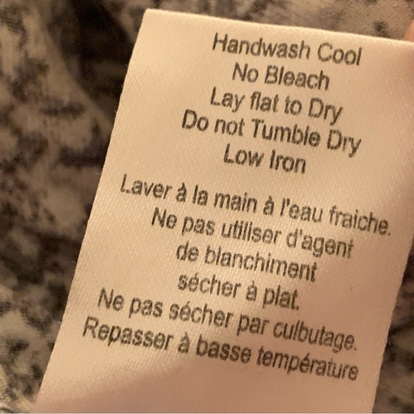 Aritzia Talula Abstract Print High Waisted Shorts - Picture 7 of 7